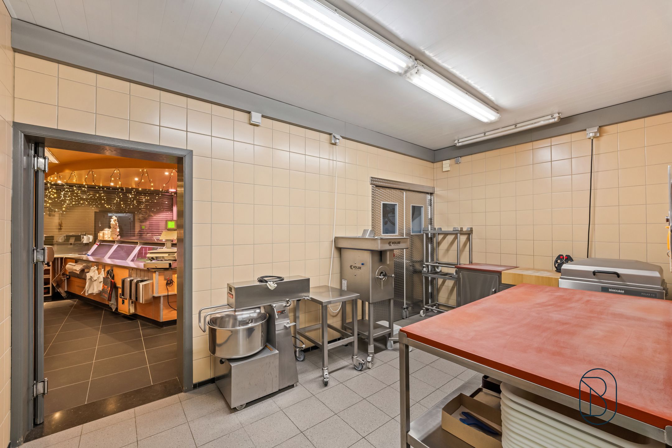 Topgelegen handelspand met woonst foto 8