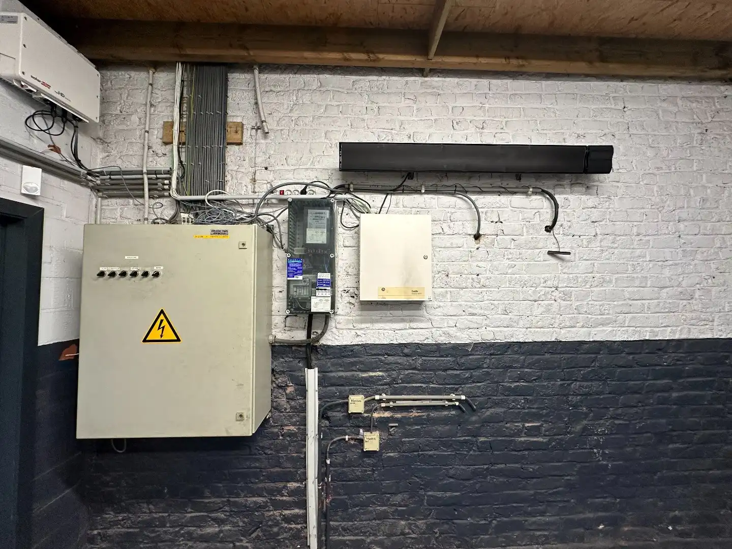 Magazijn met kantoor te huur in centrum Heule. foto 13