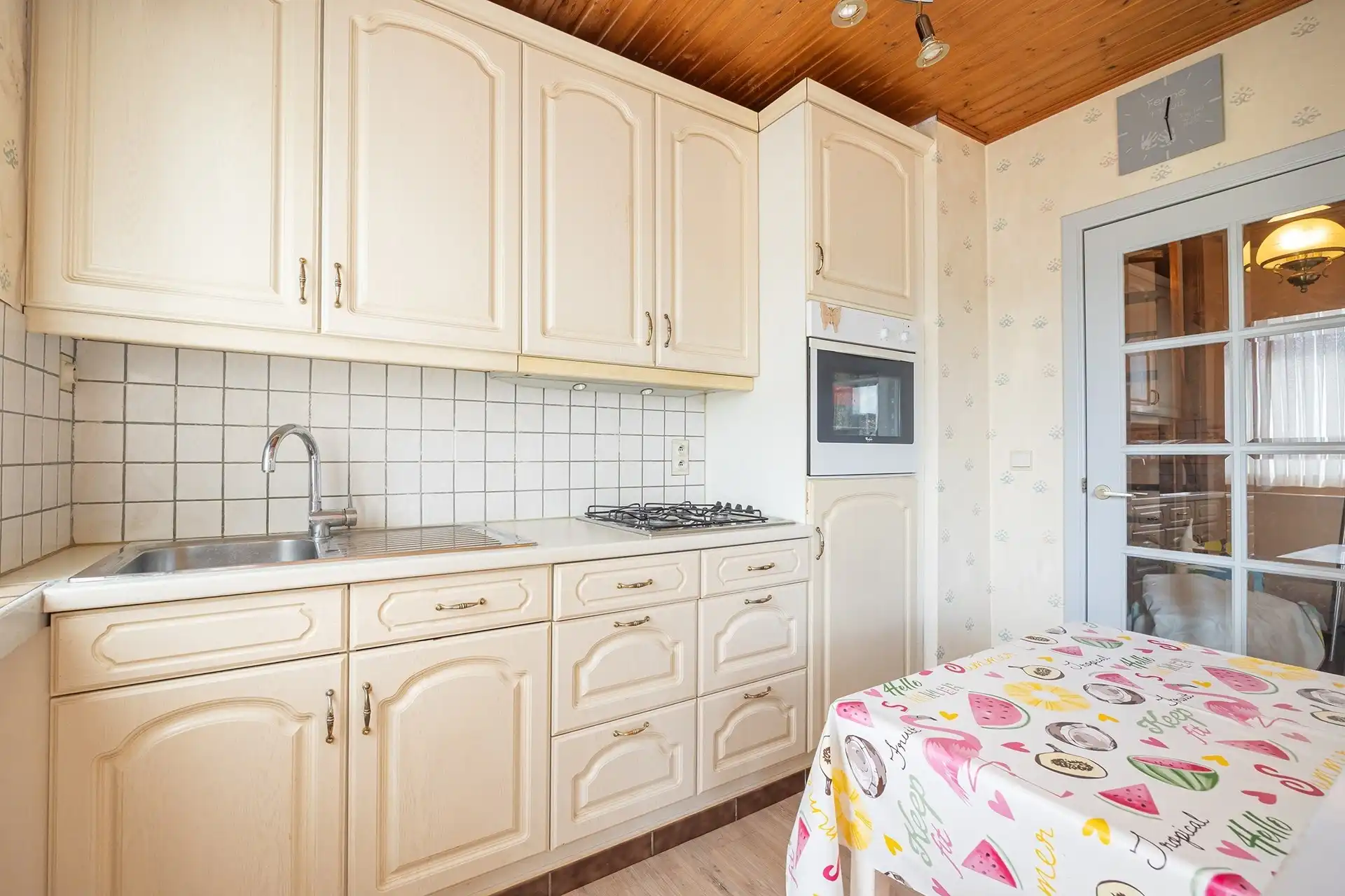 Op te frissen bel-étage woning met 3 slaapkamers en grote garage & tuin foto 8