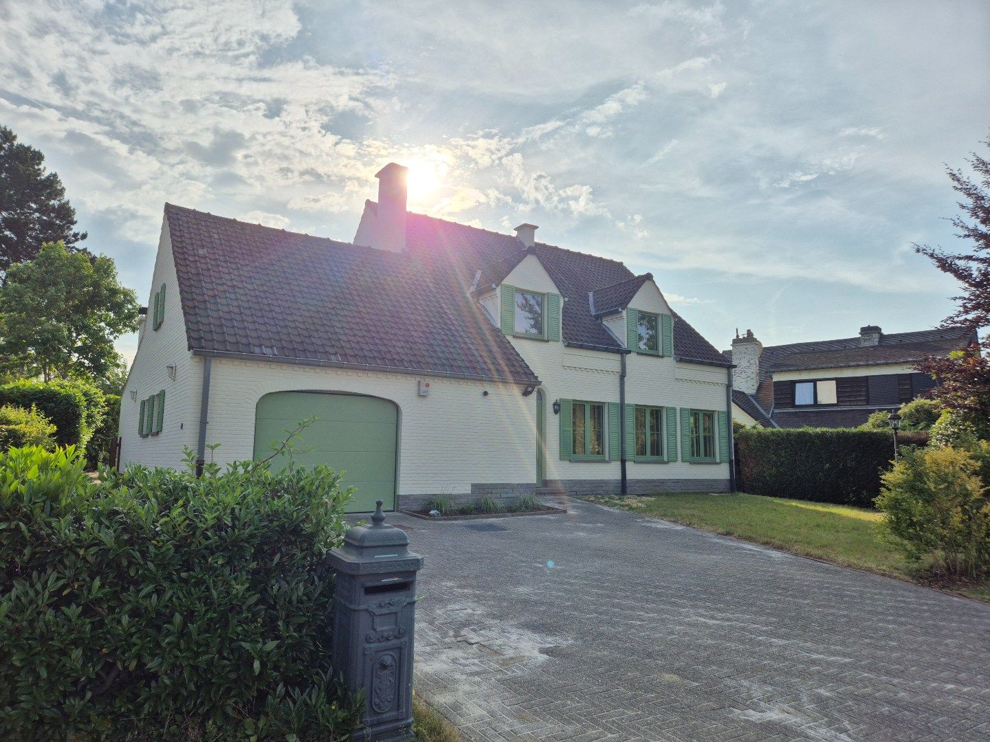 Ruime woning met drie slaapkamers, bureel en tuin. foto {{pictureIndex}}