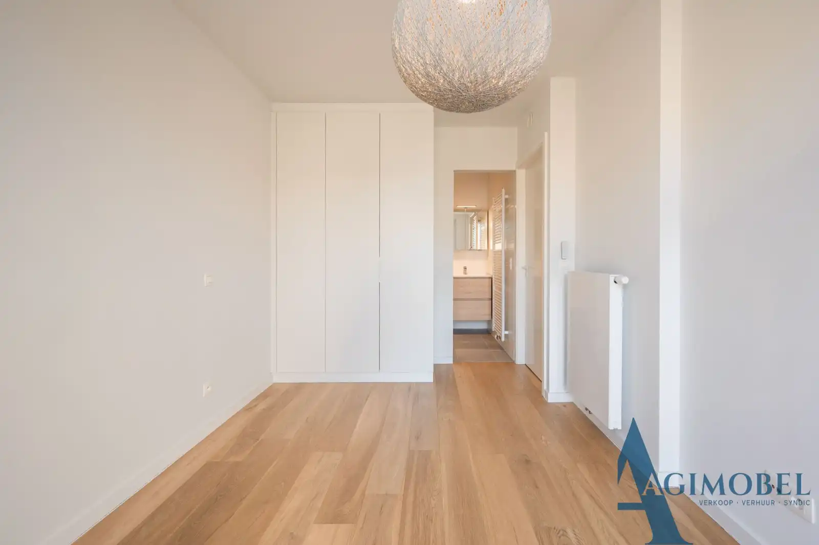 Luxe tweeslaapkamer appartement met licht, ruimte en een vleugje zeezicht op een toplocatie in Knokke. foto 13