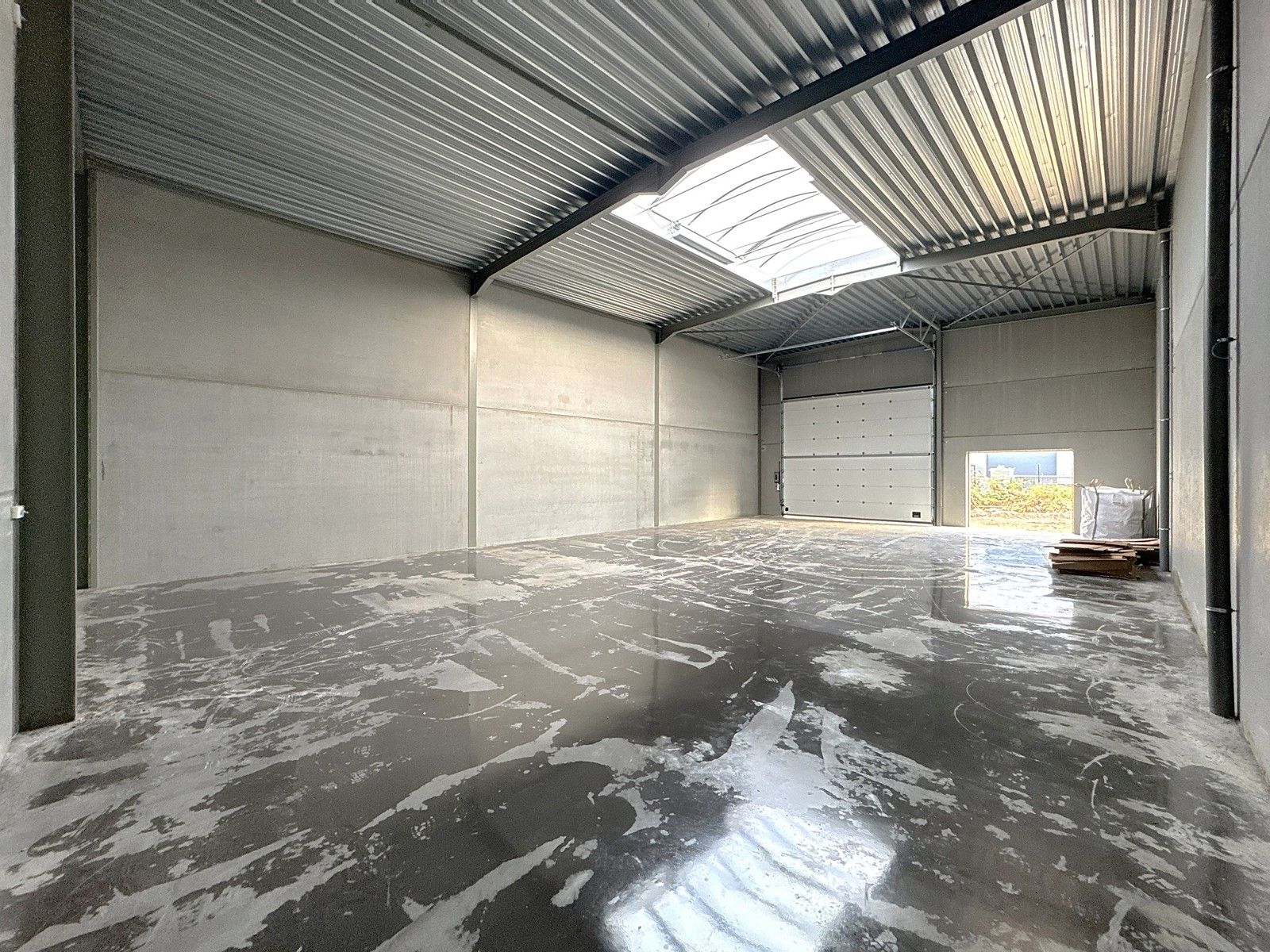 NB MAGAZIJN (272m²) inclusief 1 private PARKEERPLAATS op industriezone "Schatting" te Zedelgem foto {{pictureIndex}}