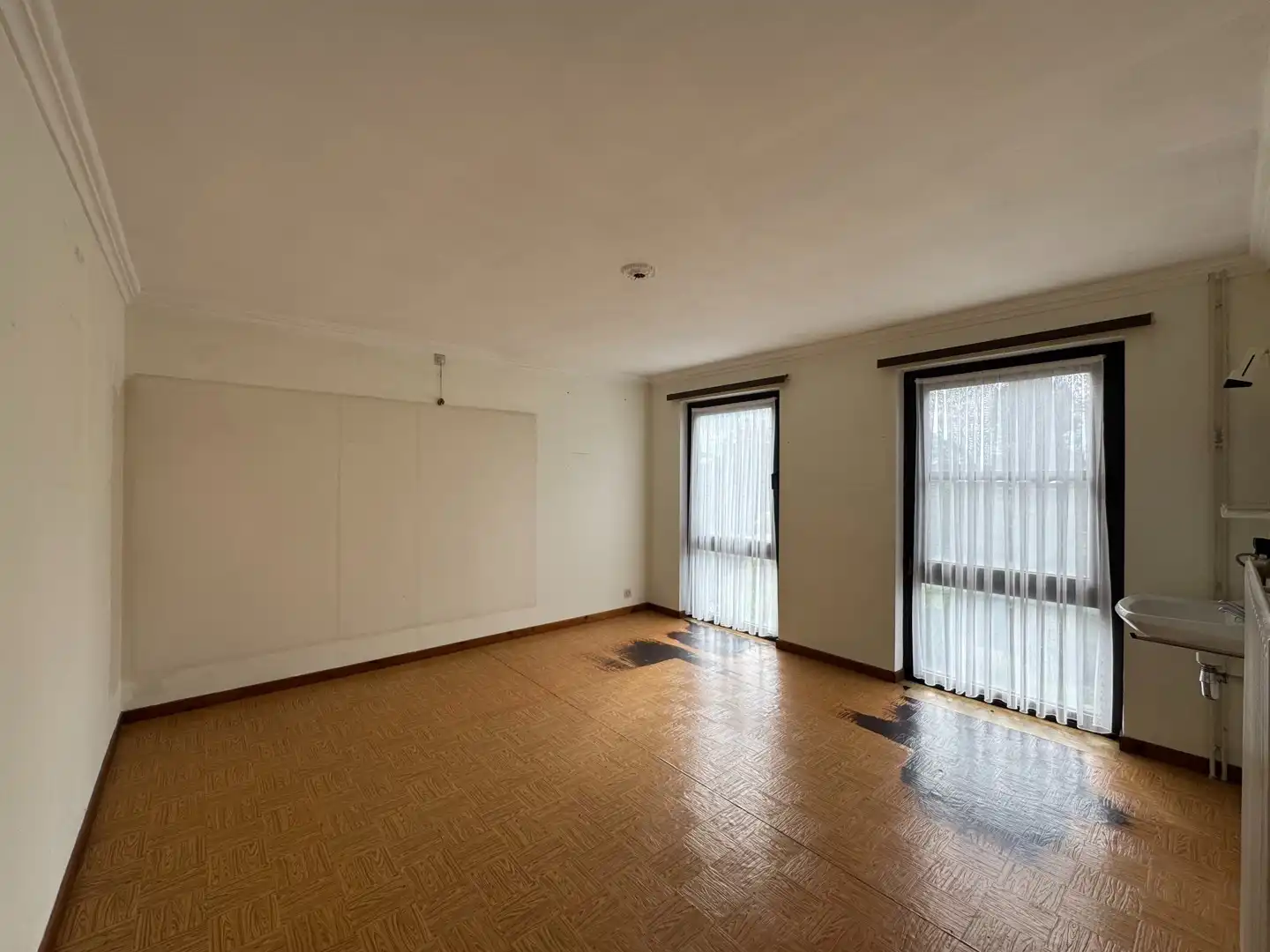 Te renoveren ruime gezinswoning met 5 slaapkamers op een rustige locatie te Heist. foto 9