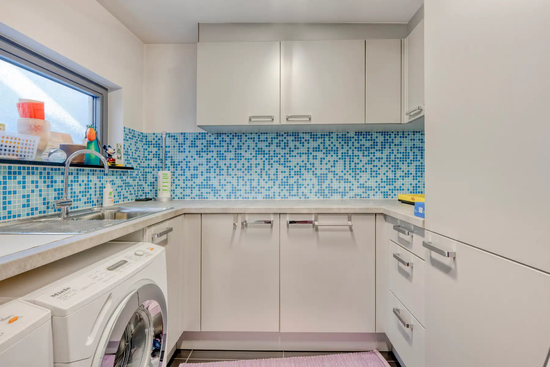 Gerenoveerde (2010) burgerwoning met dubbele garage foto 27