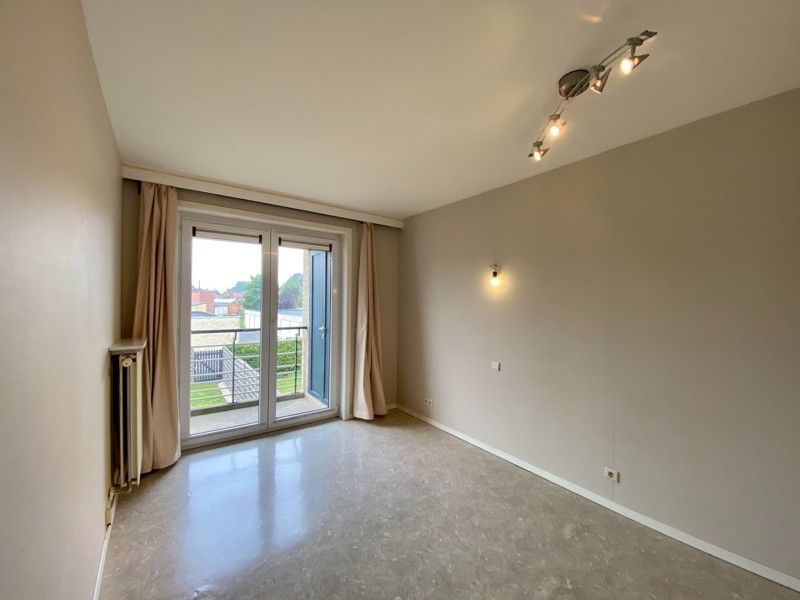 Instapklaar 2-slaapkamer appartement met garage te Roeselare! foto 8