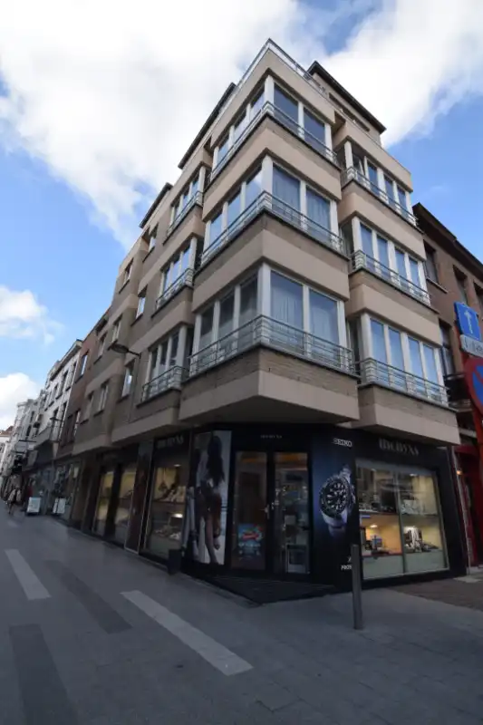 Handelspand te huur op hoek Molenstraat- Manitobaplein te Blankenberge. Heel goeie commerciële ligging. foto {{pictureIndex}}