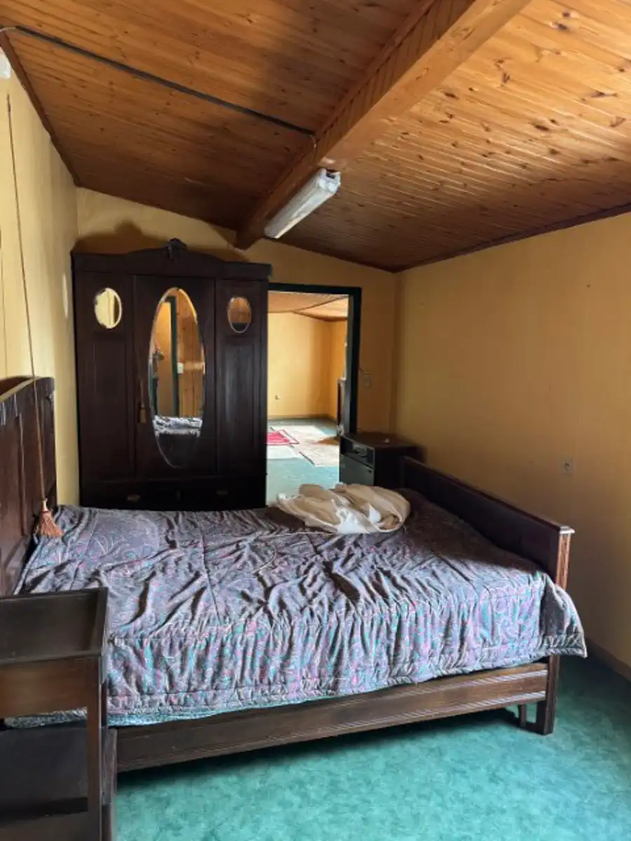 Te renoveren halfopen woning met grote naastliggende tuin foto 5
