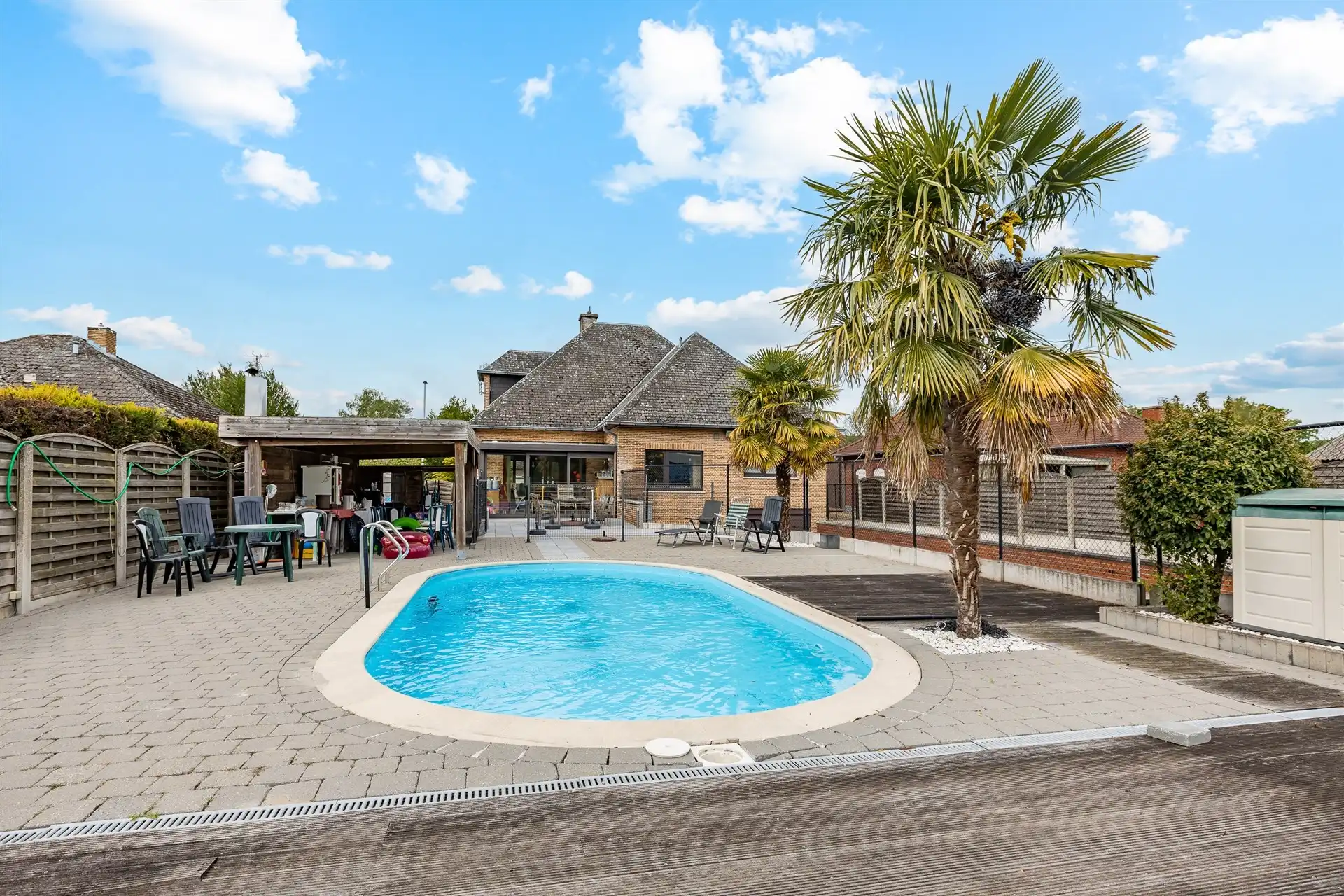 Hoofdfoto van de publicatie: Charmante villa met zwembad op een mooi perceel van 942 m² 