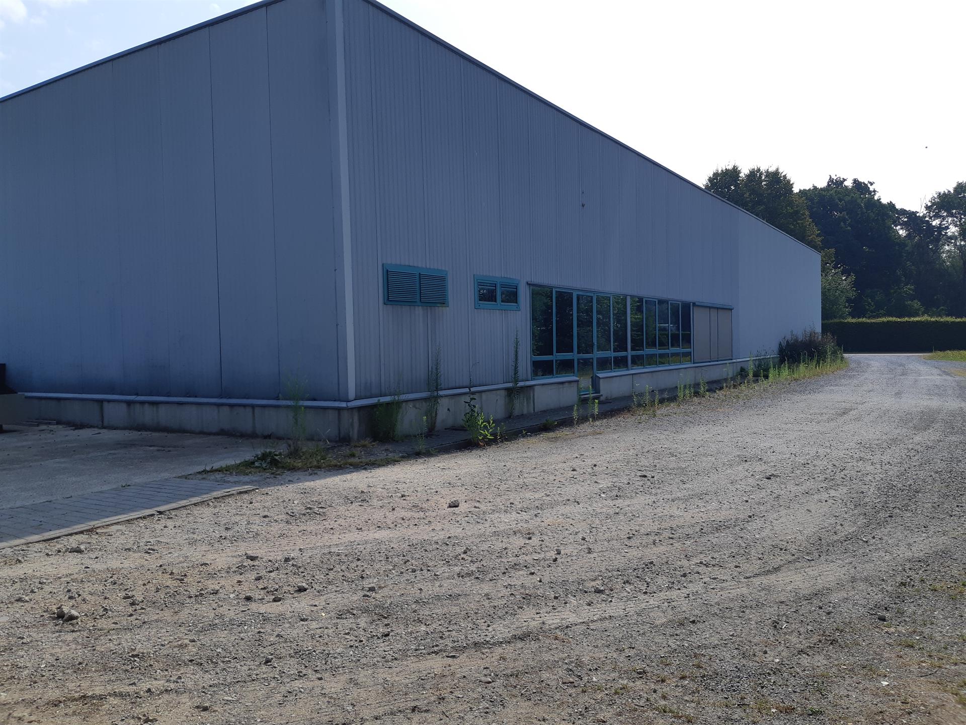 TE HUUR - Bedrijfshal met mooie showroom en kantoorruimte foto 4