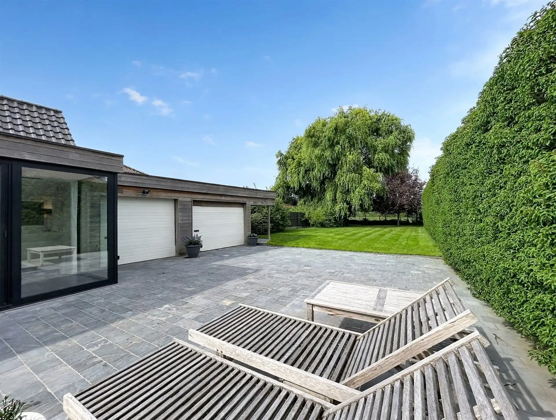 Charmante instapklare gezinswoning met 2 garages op prachtig perceel met zicht op oneindig. foto 16