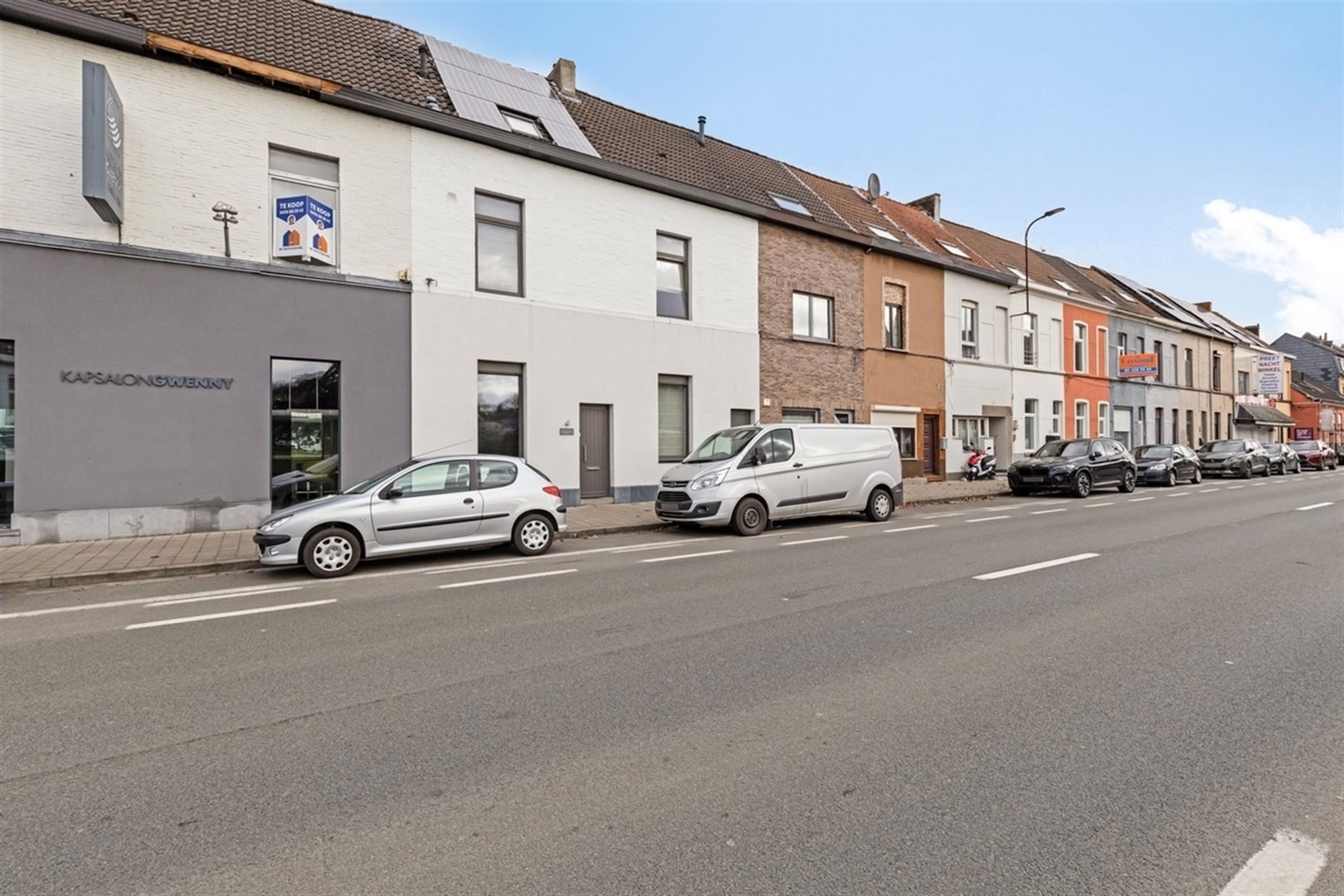 Gerenoveerde rijwoning met 3 slaapkamers en doorgang achteraan. foto {{pictureIndex}}