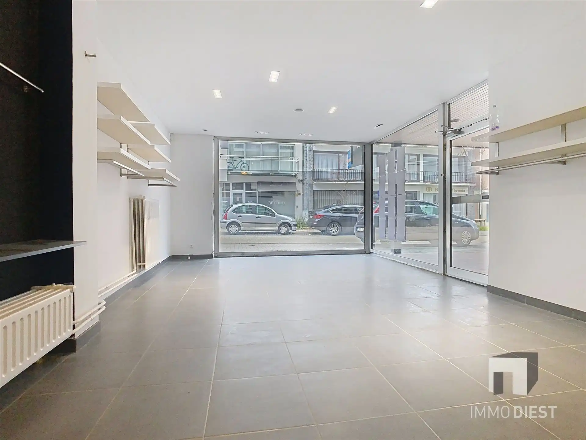 Handelsgelijkvloers met achterliggend appartement foto 5