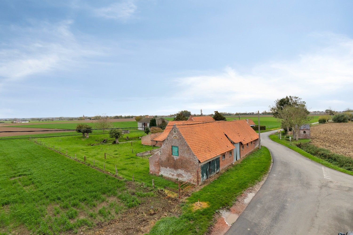 Beveren aan de IJzer: Charmant en historisch hoevetje met woonhuis, diverse stallingen, loods en weide op 3.967m² totale grondopp. foto 2