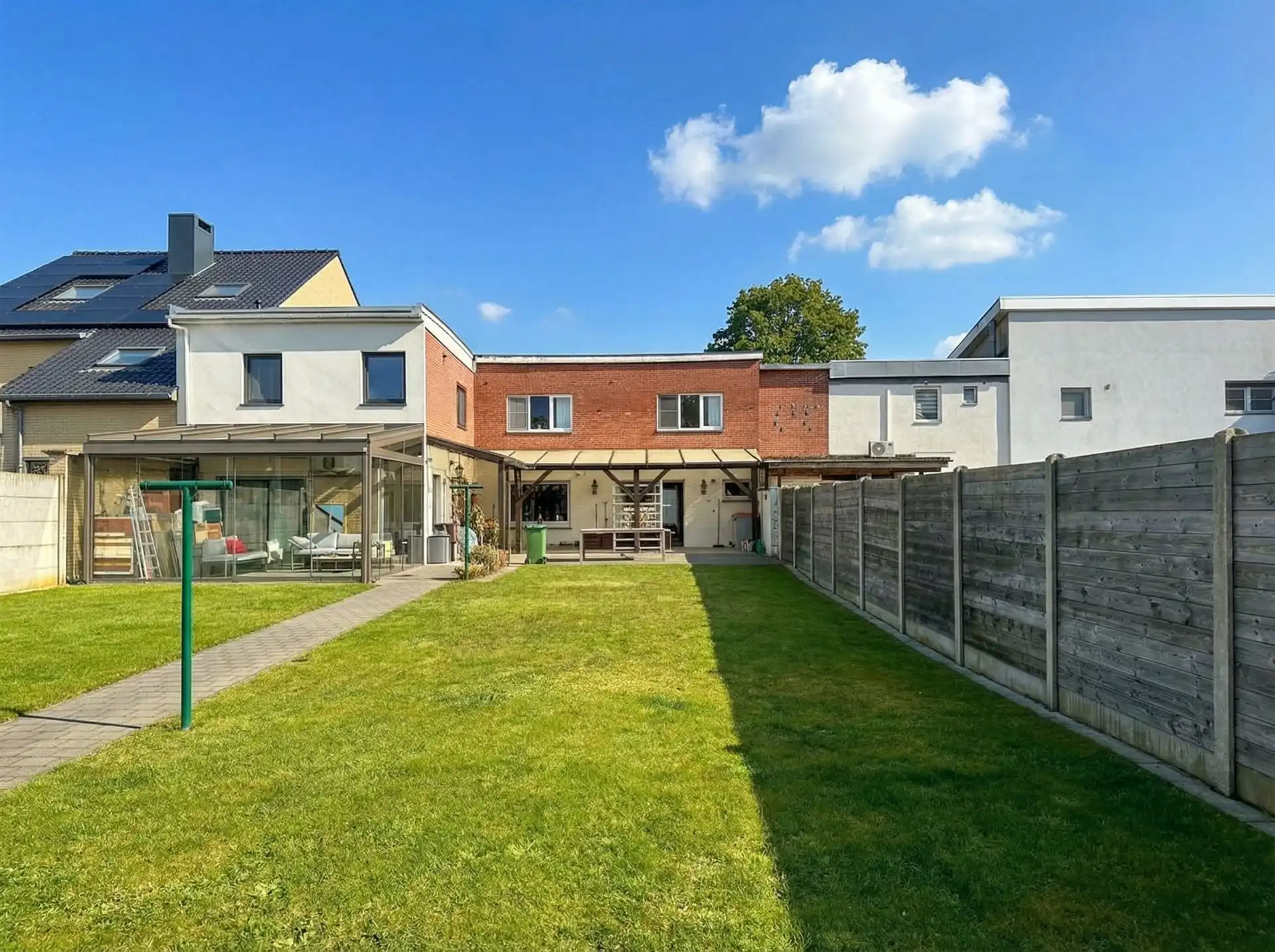 Gesloten bebouwing met ruime indeling en zuidgerichte tuin in Vucht foto 17