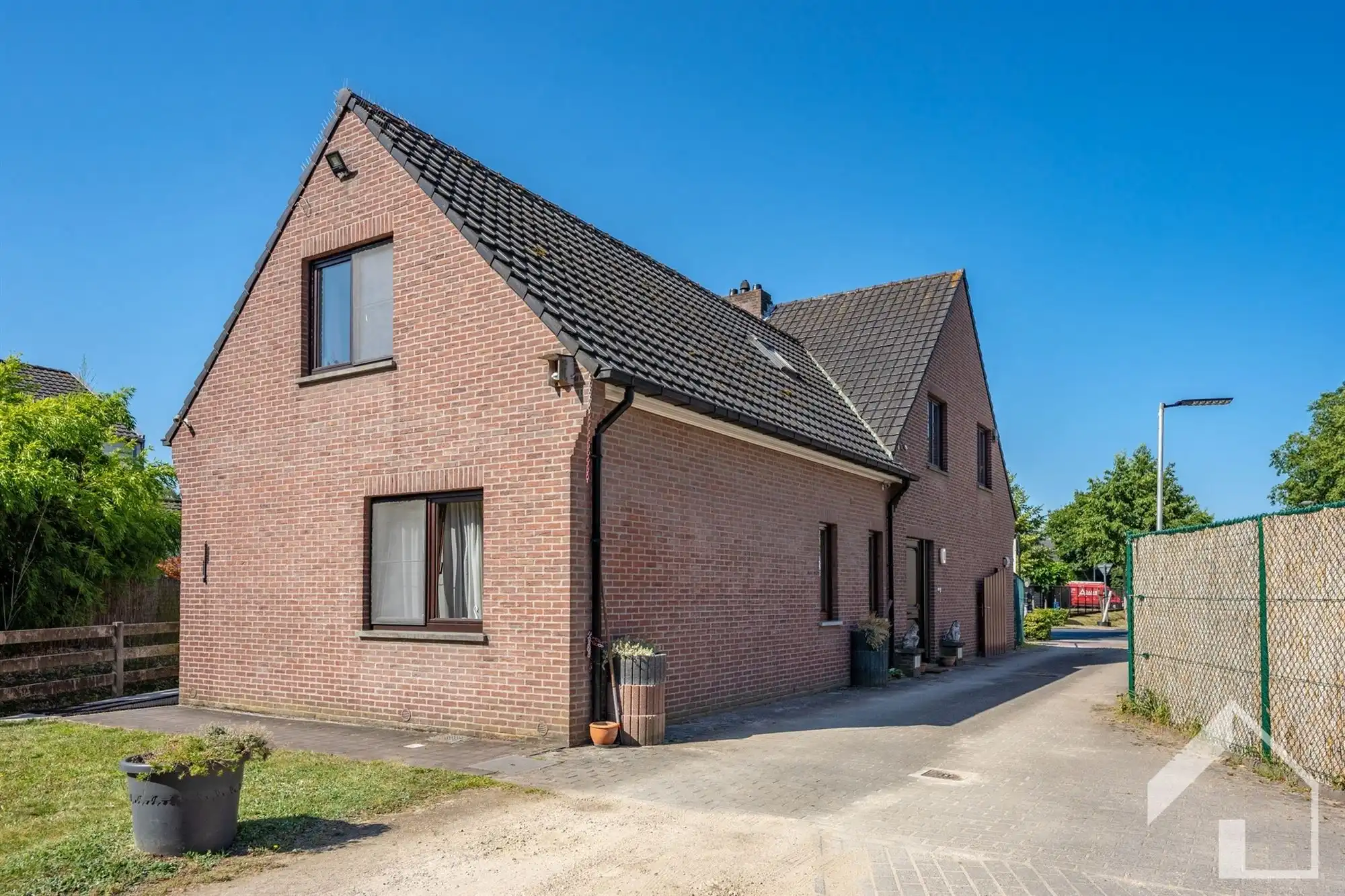 Woonhuis met garage en achterliggend magazijn (300m²) foto 31
