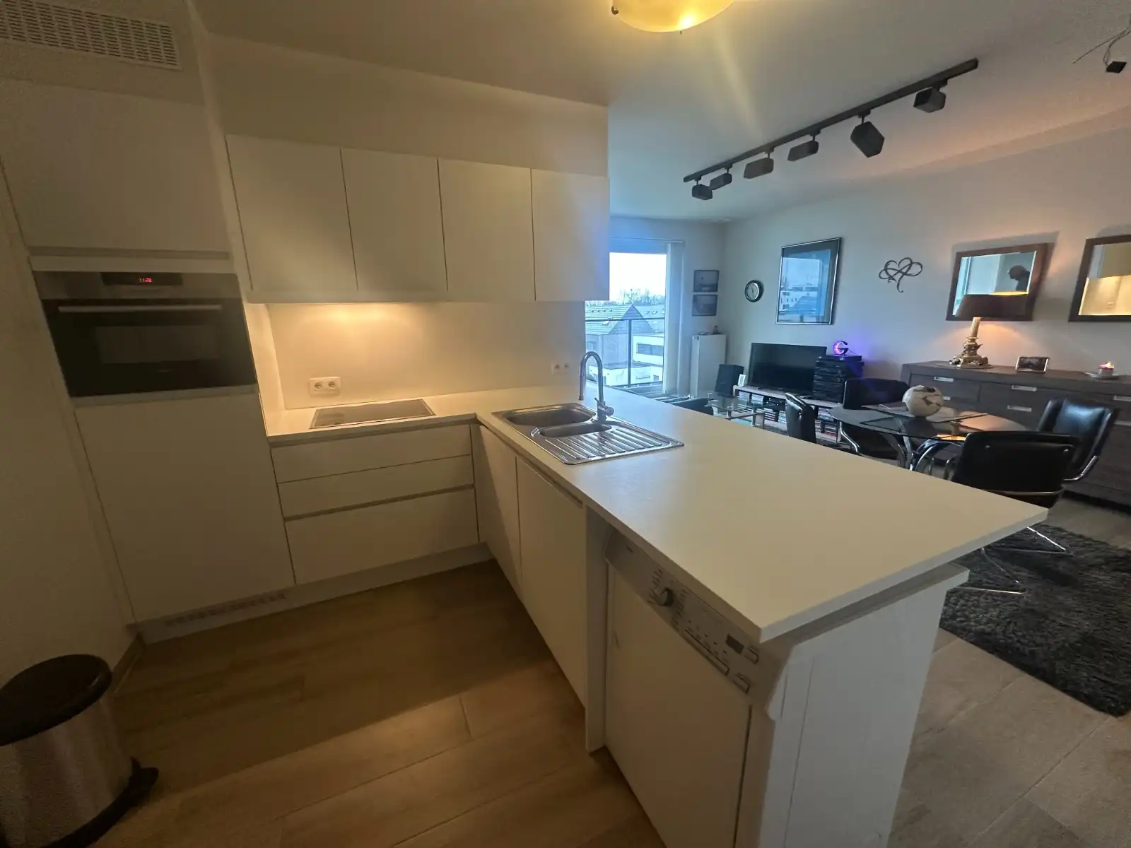 Modern 1-slpk appartement met terras en staanplaats foto 4