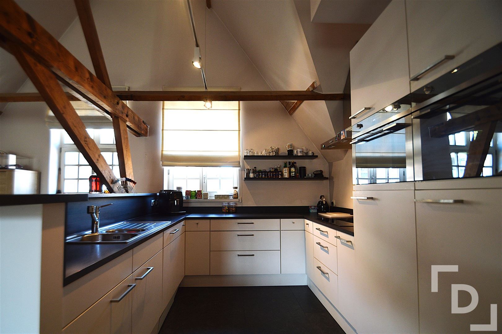 Ruim duplex appartement met garage te huur op toplocatie in Ieper foto 4