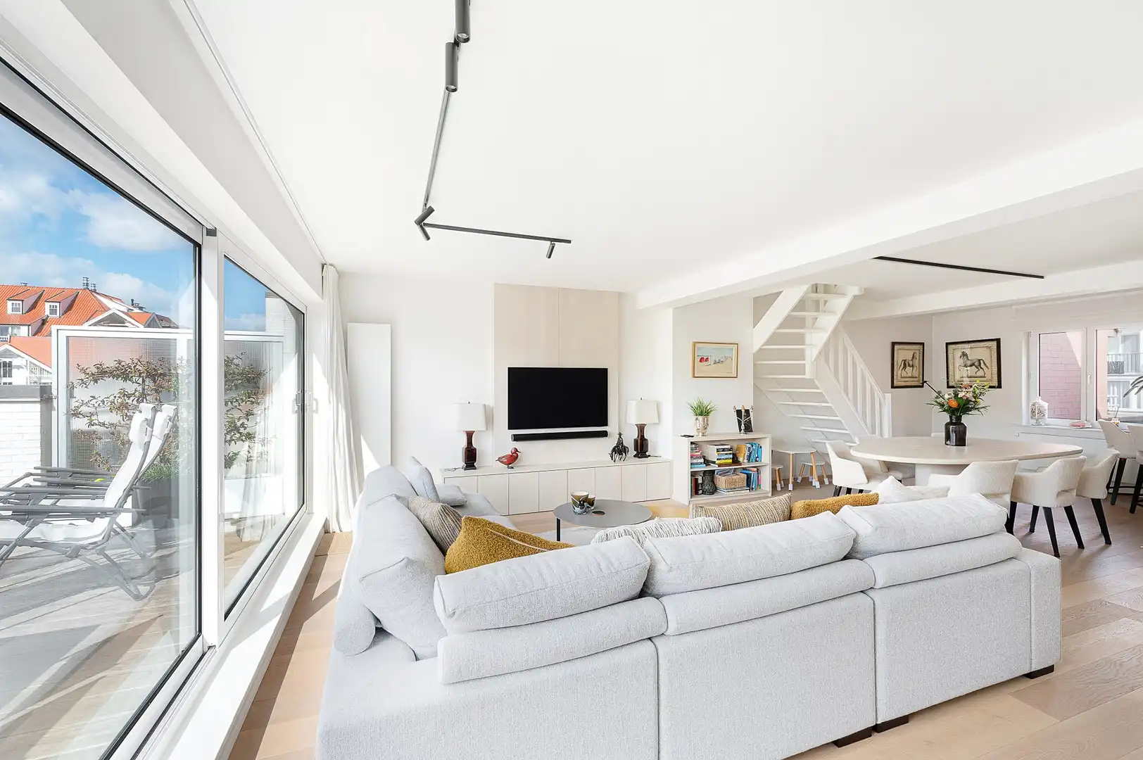 Instapklare duplex appartement met drie slaapkamers en een ruim zonneterras. foto {{pictureIndex}}