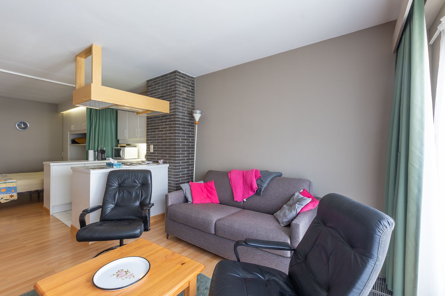 Ontdek deze charmante en ruime studio op de 5e verdieping van Residentie Square! foto 3