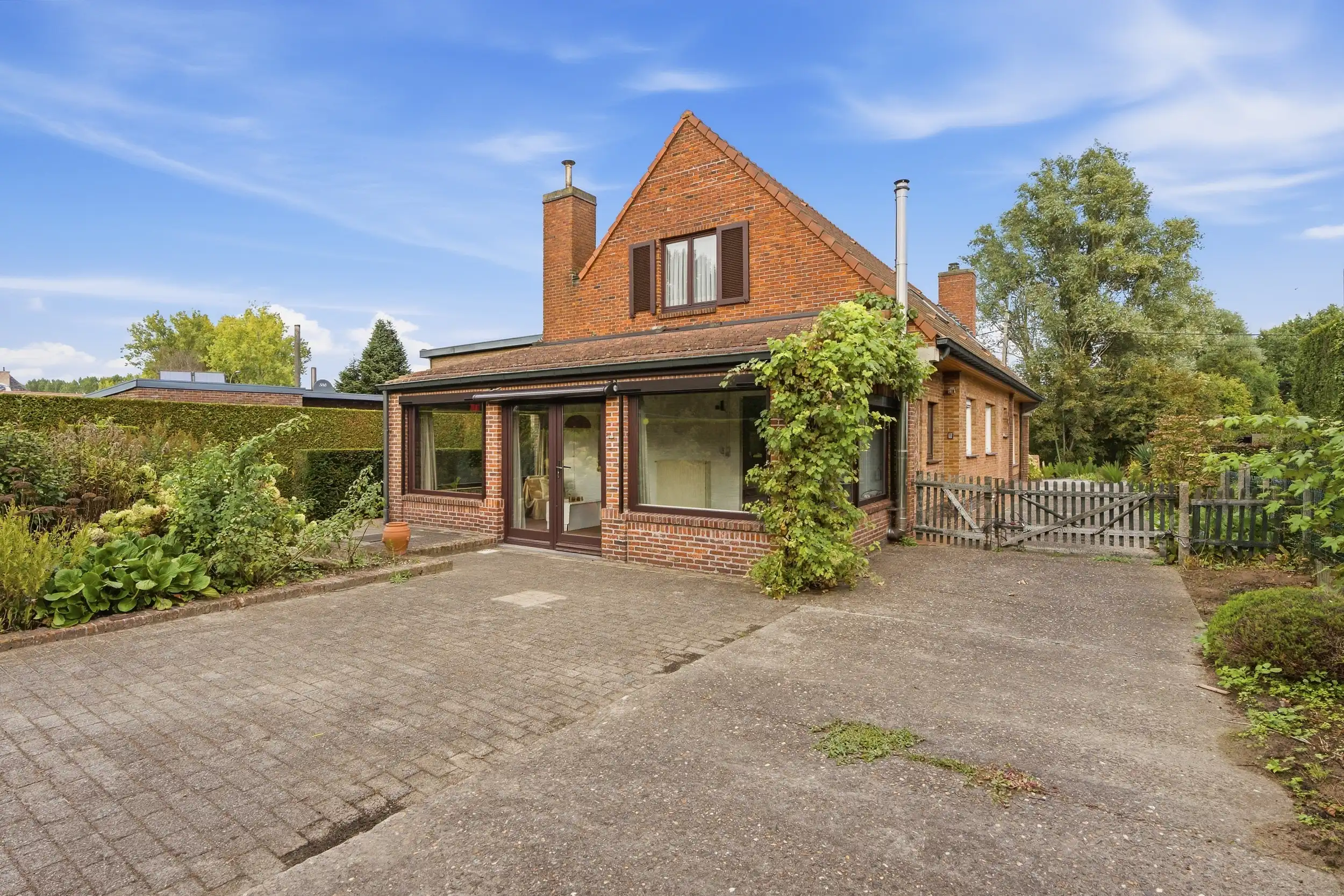 Ruime gezinshuis met garage in het groen foto 19