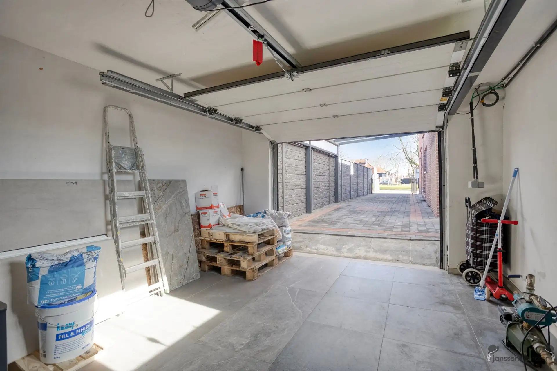 Volledig gerenoveerde HOB op topligging aan rustig pleintje te Genk foto 22