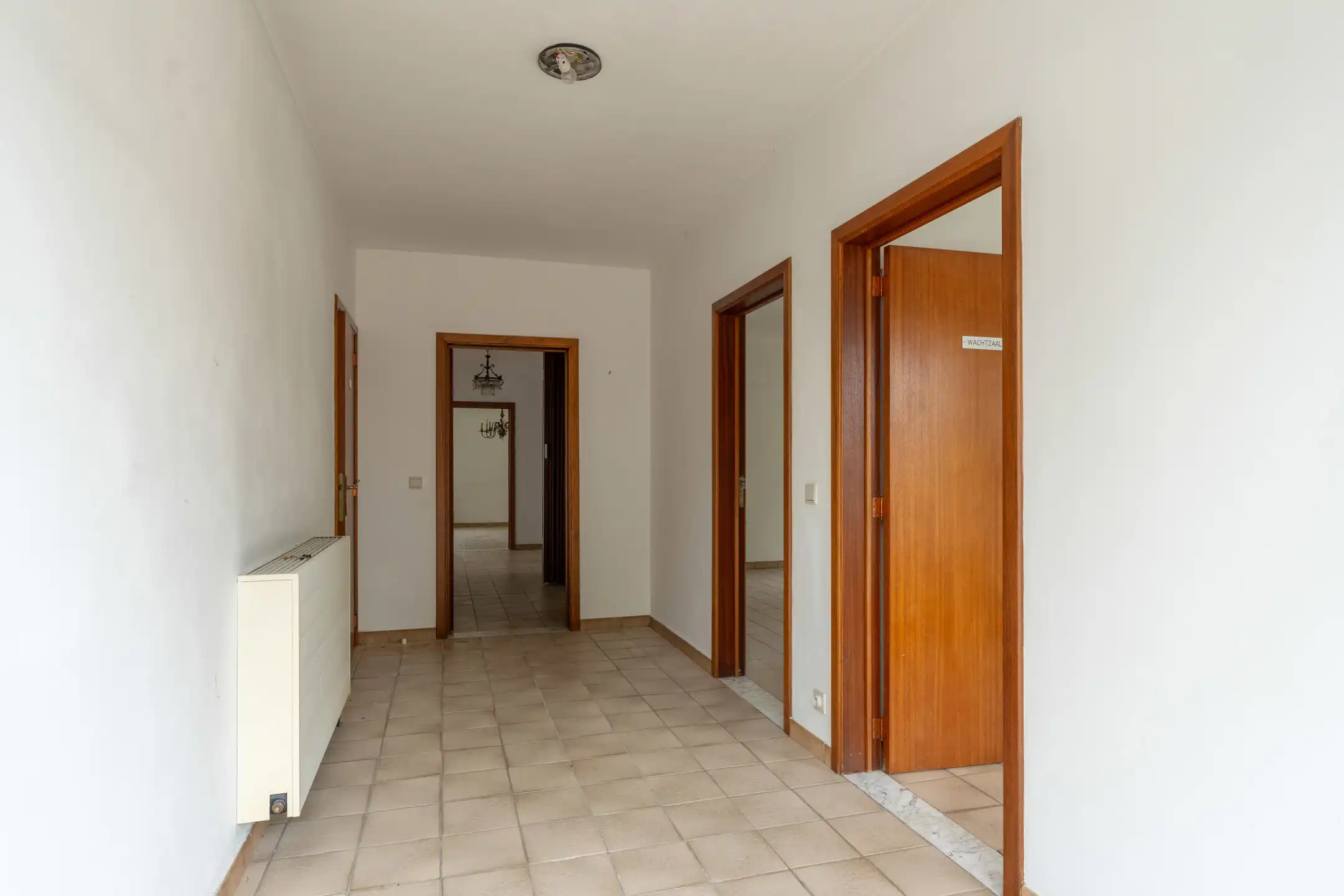 Ruime laagbouw met 3-4 slpk én praktijk en grote garage foto 5