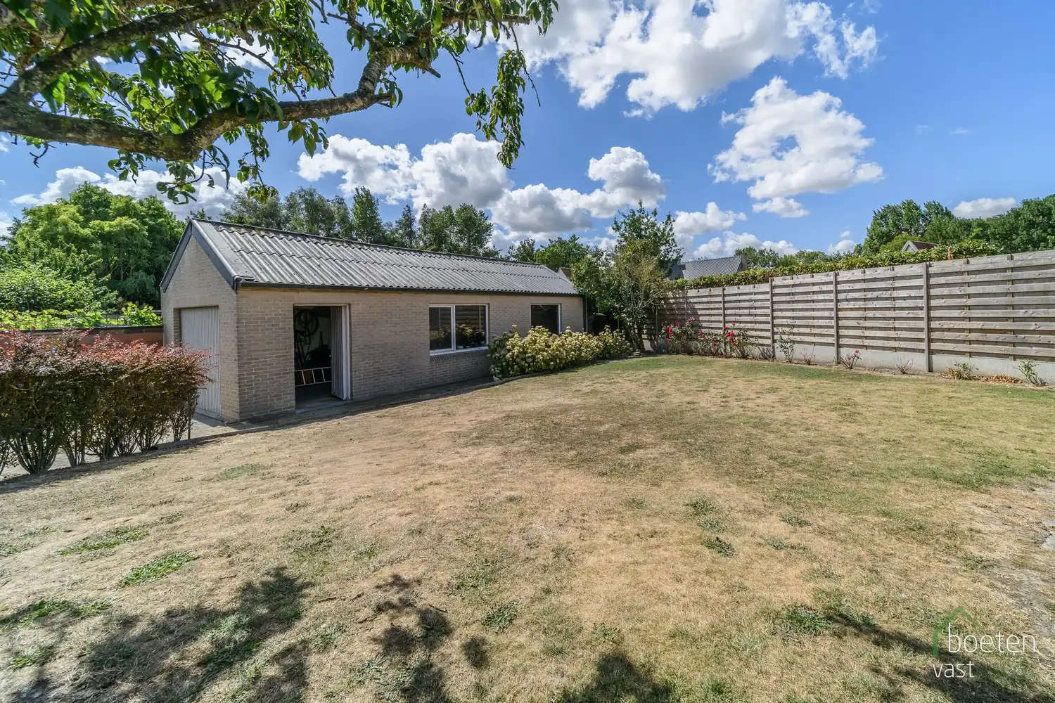 BEVEREN AAN DE IJZER: Zeer degelijke villa-bungalow met alle leefruimtes op het gelijkvloers, ruime garage en tuin op 772m² totale grondopp. foto 19