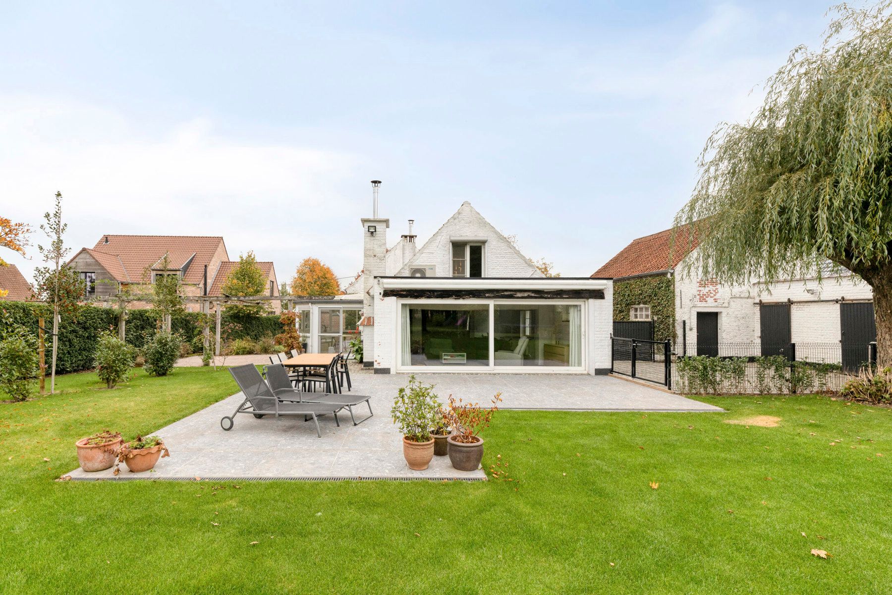 Gerenoveerde hoeve met bijgebouwen en 8 stallen. foto 26