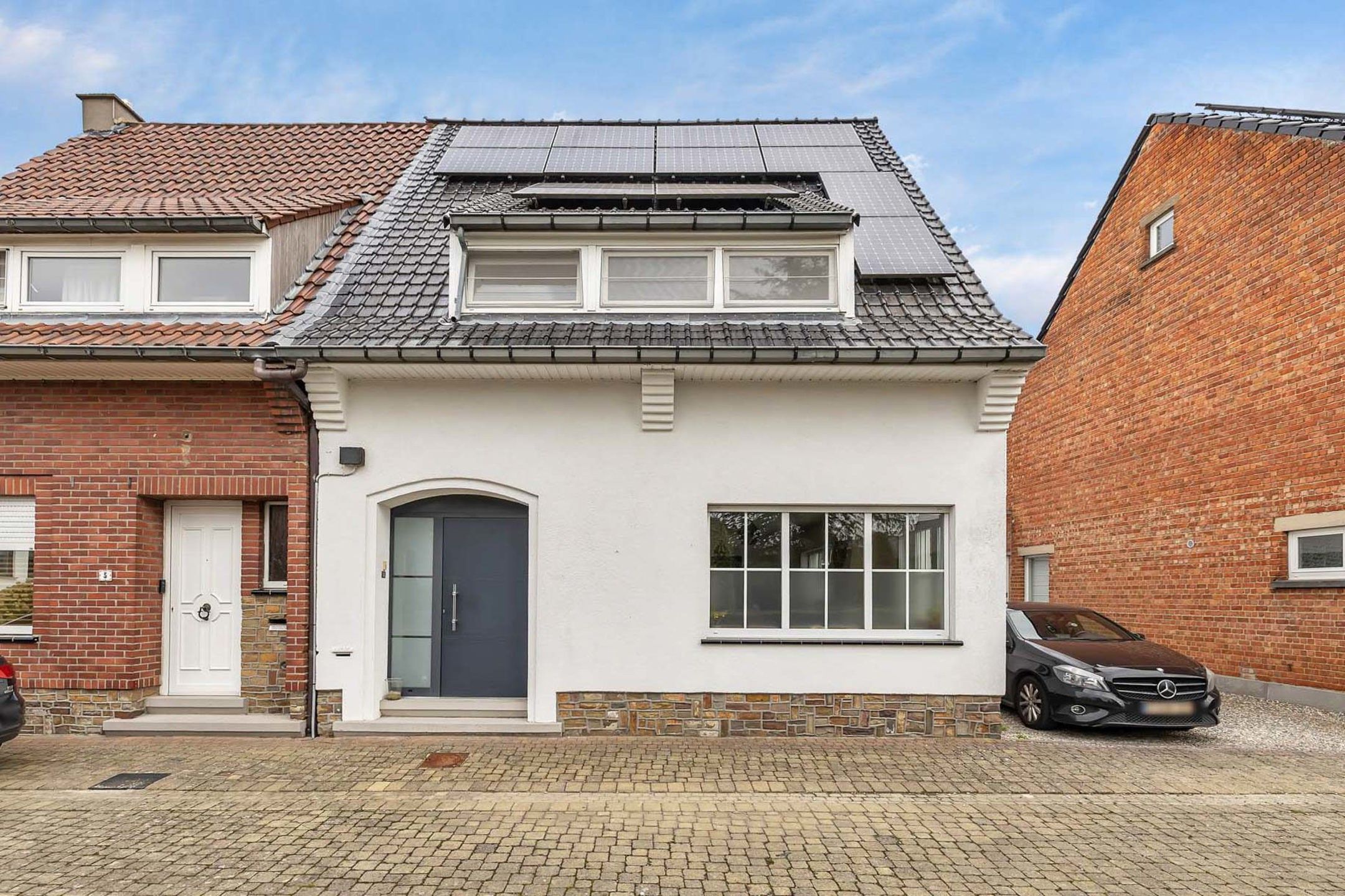 Instapklare woning met tuin en garage in rustige straat  foto 2