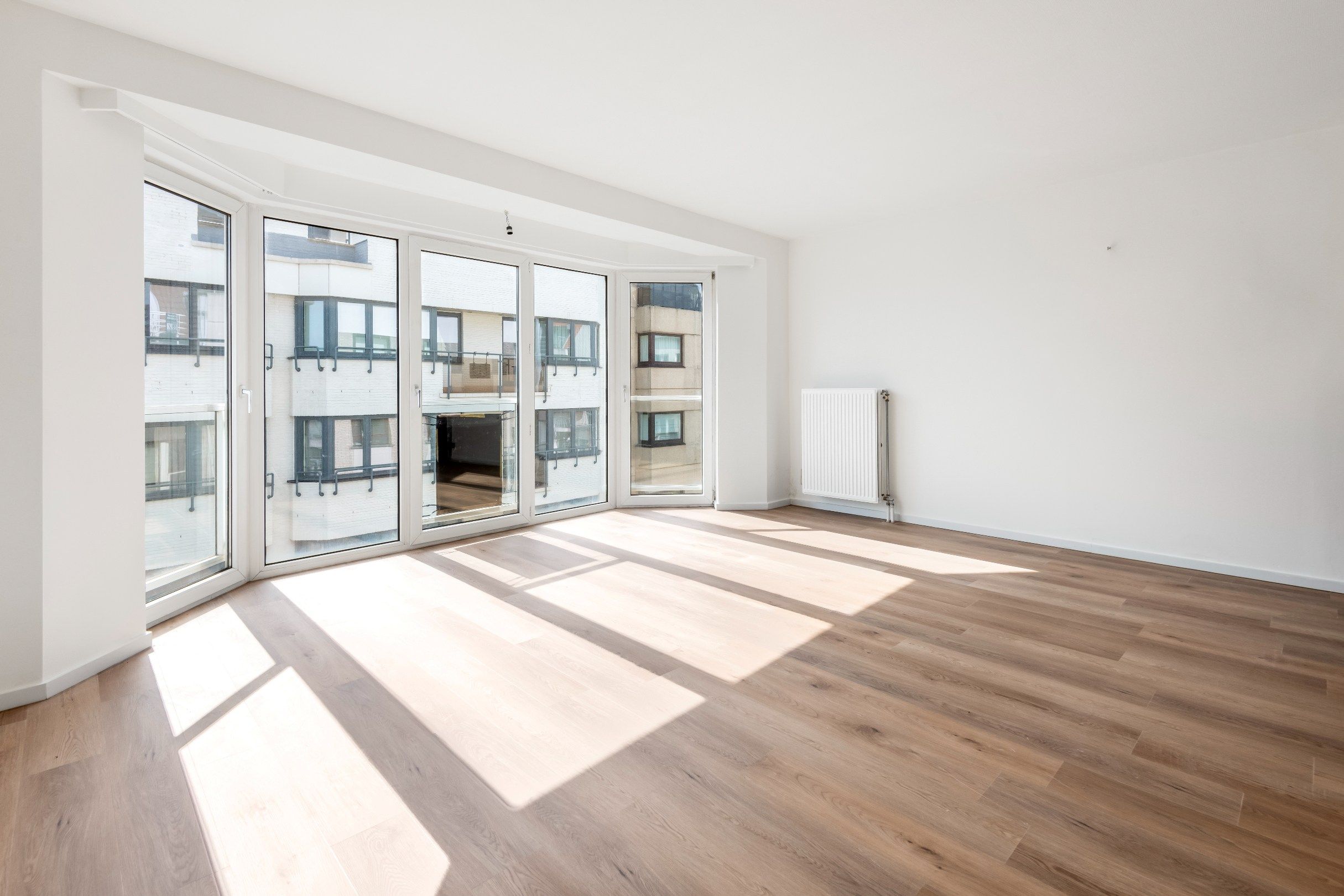 Gezellig appartement in een kleine residentie centraal gelegen vlakbij de winkels van de Lippenslaan. foto {{pictureIndex}}