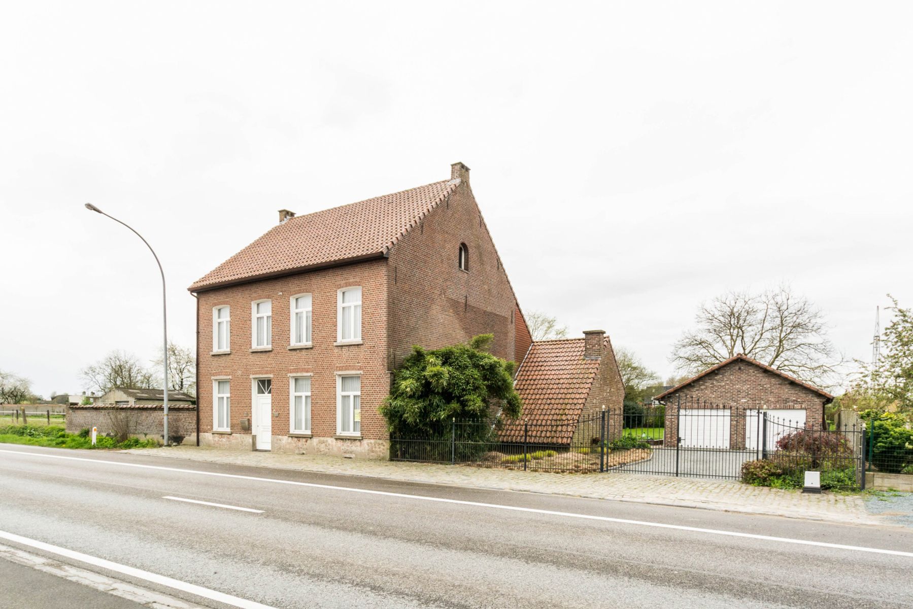 Karaktervolle burgerwoning met praktijkruimte, garage & tuin foto 4