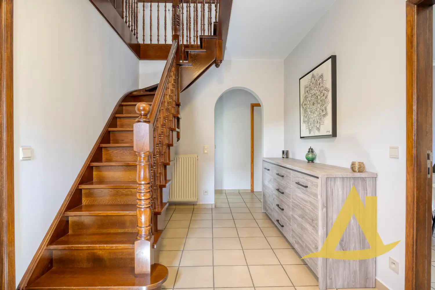 RUSTIG GELEGEN, INSTAPKLARE WONING MET TUIN RONDOM EN RUIME OPRIT foto 3
