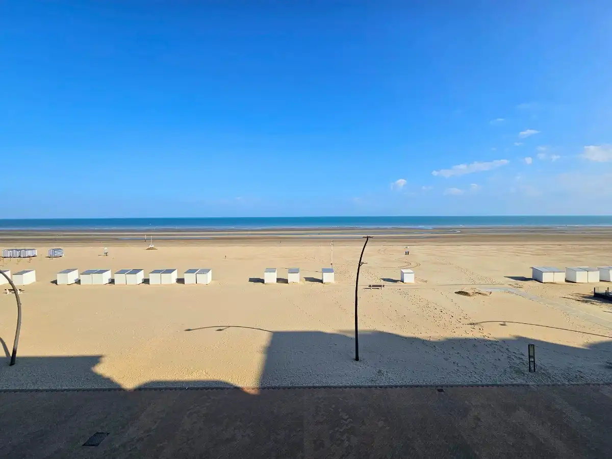 APPARTEMENT MET BREED FRONTAAL ZEEZICHT TE KOOP TE DE PANNE foto 2