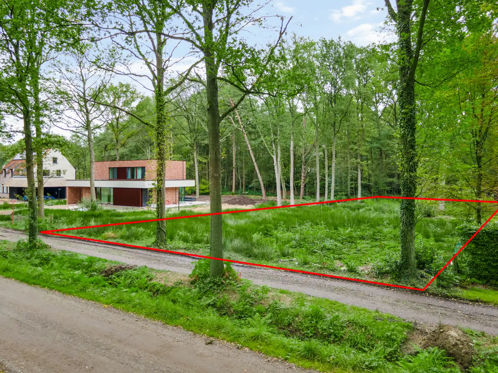 Bouwgrond van 2700 m² gelegen op een residentiële locatie. foto 4