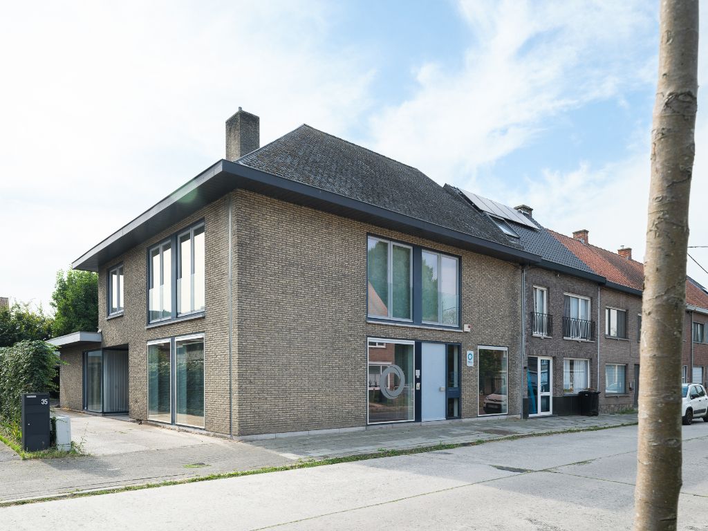 Mariakerke – Konstrukto. Architecturale, voormalige dokterswoning met afgescheiden praktijkruimte, meerdere slaapkamers, tuin en dubbele garagebox. foto 22