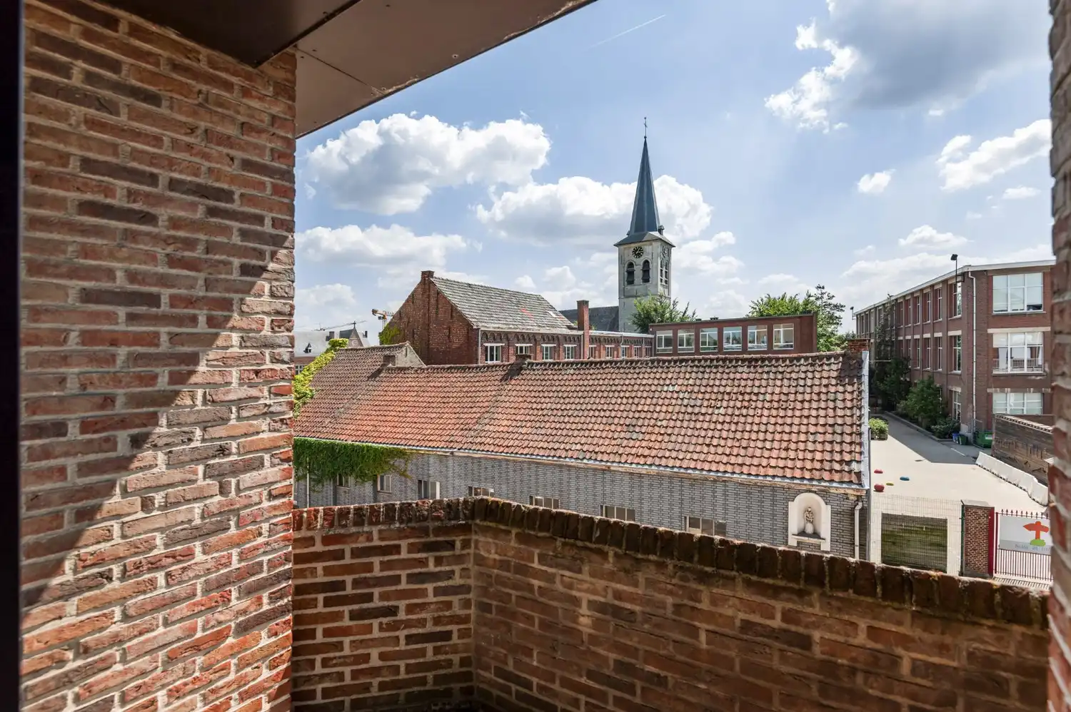 ZEER RUIM APP. MET 4 SLK, 2 BADK., RIANT TERRAS EN PARKING! foto 16