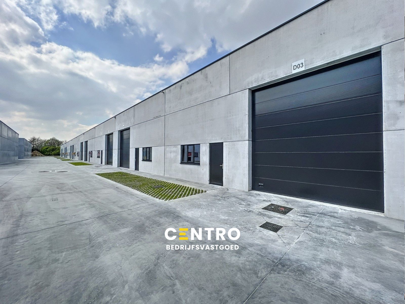 Kwalitatief en goed geïsoleerd NB MAGAZIJN (271m²), voorzien van elektrische sectionaalpoort, deur, raam (voor kantoor) en 2 private parkeerplaatsen op industriezone te Waregem. foto {{pictureIndex}}