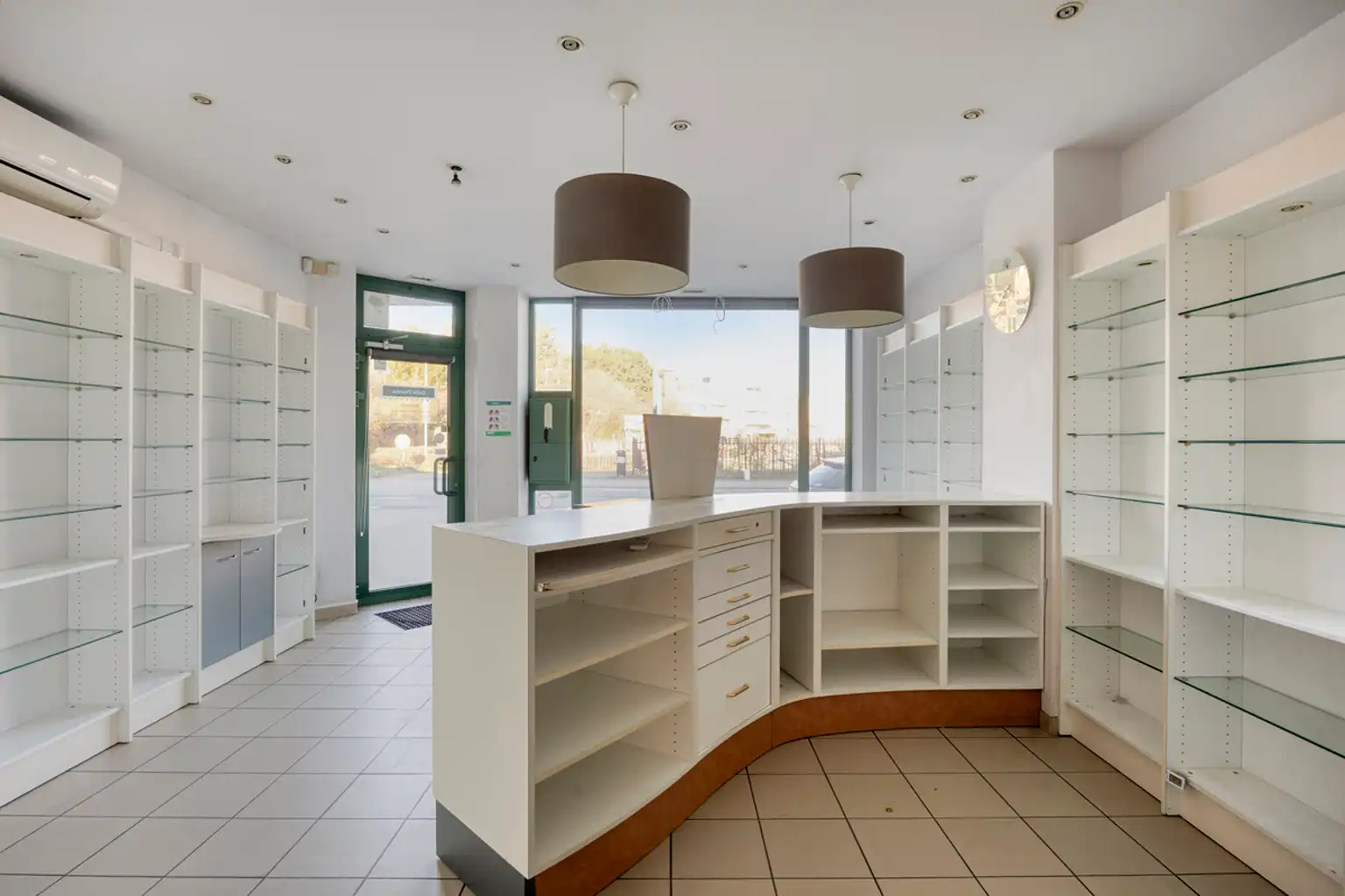 Uitstekend gelegen handelshuis met duplexwoonst  foto 4