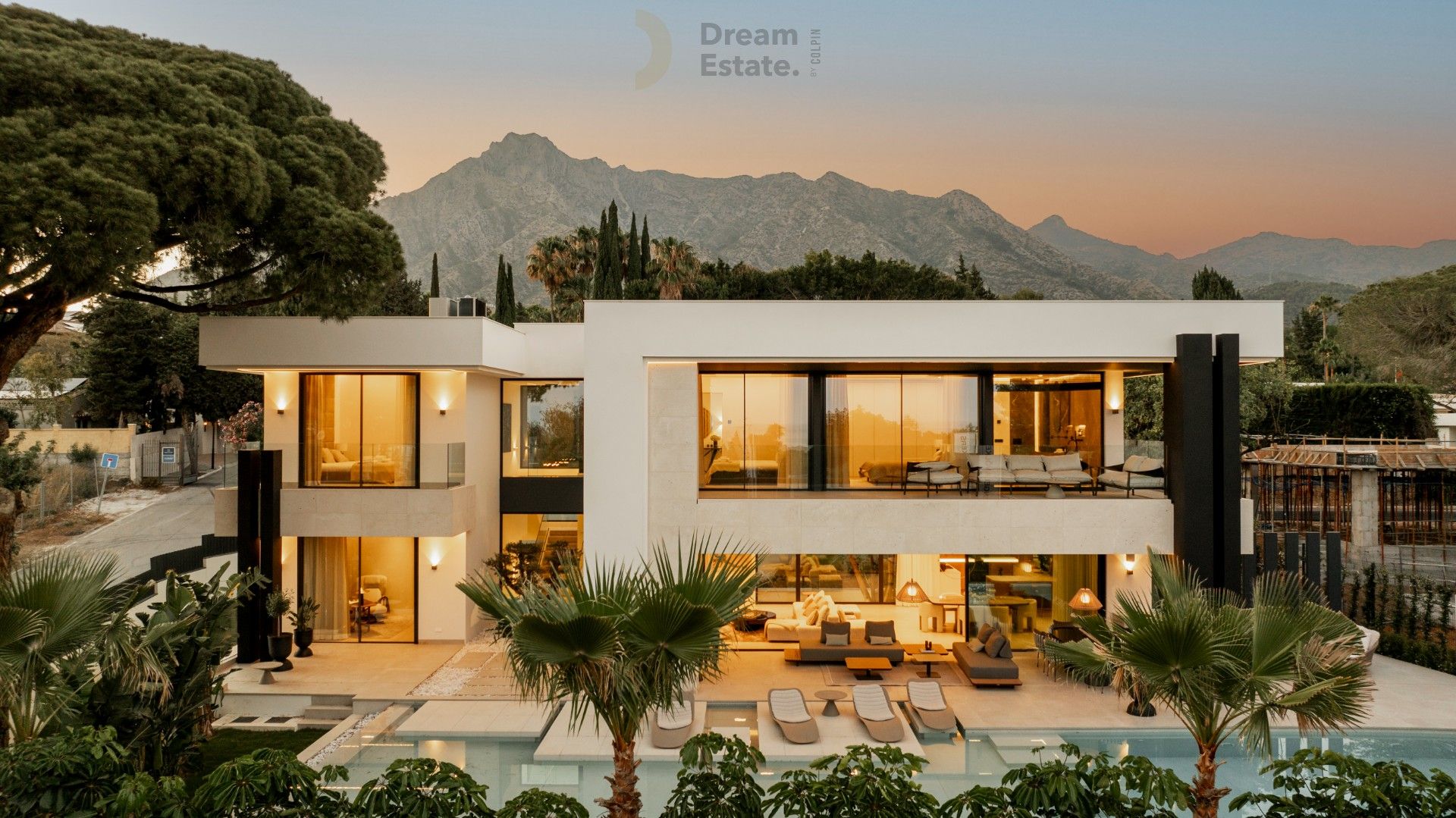 Contemporary newly built 5-bedroom villa in the Golden Mile. foto {{pictureIndex}}