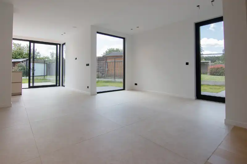 Zeer ruime, totaal gerenoveerde halfopen bebouwing in een rustige, doodlopende straat op centrale locatie! foto 10