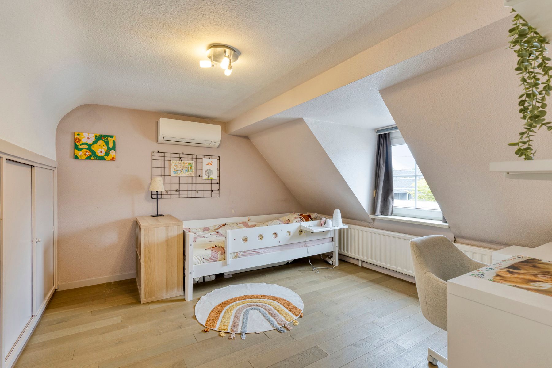 Gerenoveerde hoeve met bijgebouwen en 8 stallen. foto 20