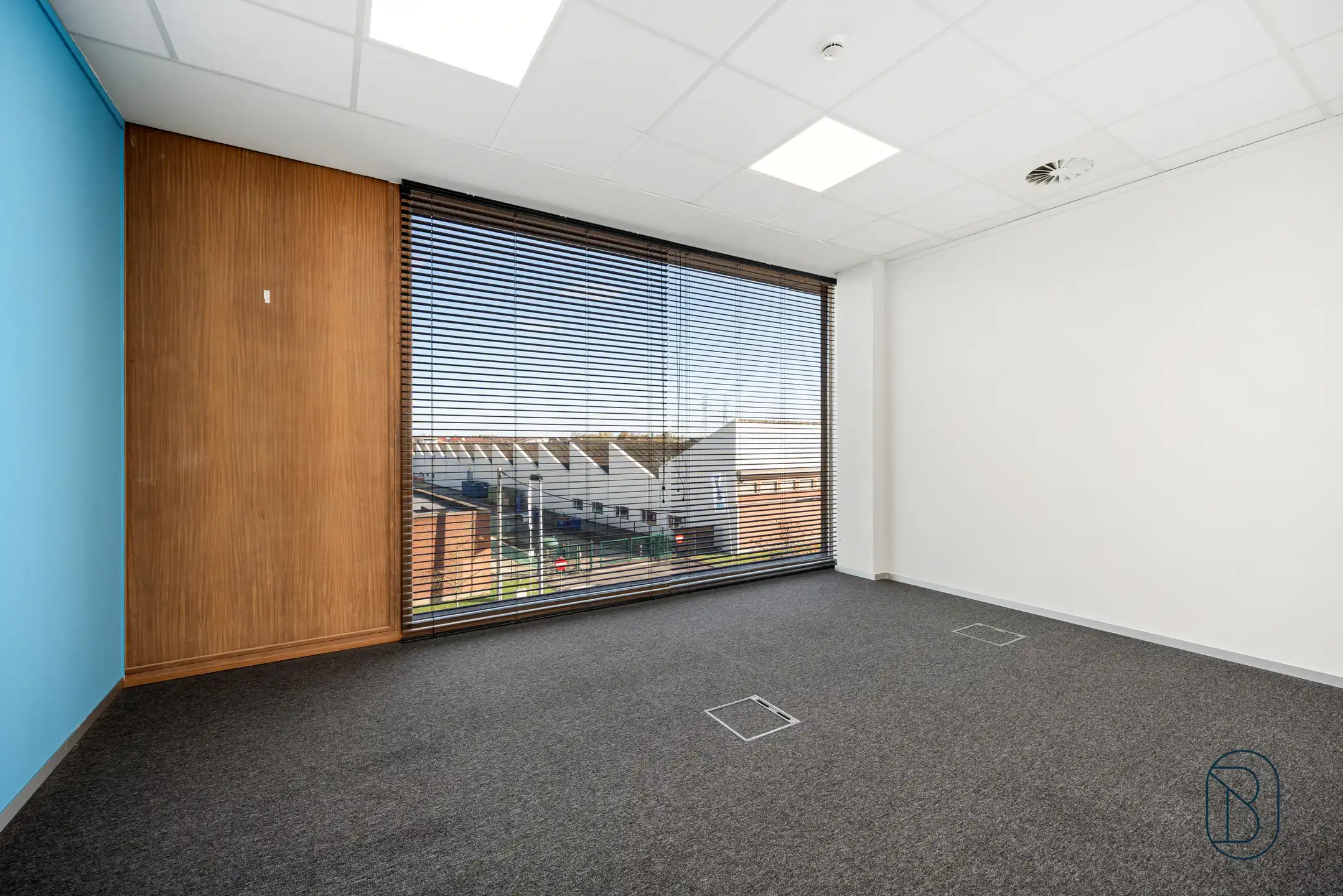 Lichtrijk groot kantoor in mooi bedrijfscomplex te Zwevegem foto 16