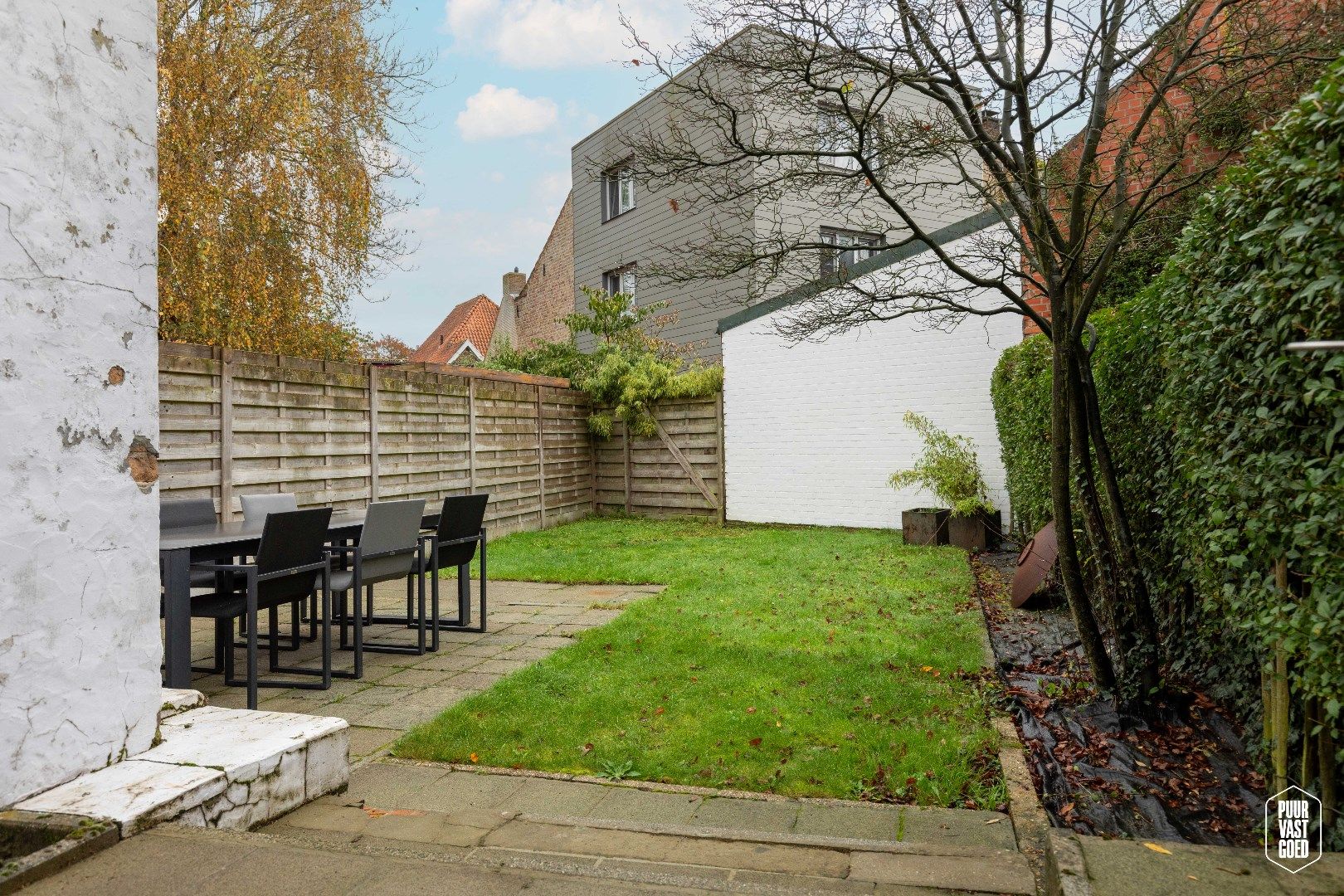 Grotendeels vernieuwde, verrassend ruime karakterwoning met zonnige tuin op enkele passen van de Smedenpoort! foto 26