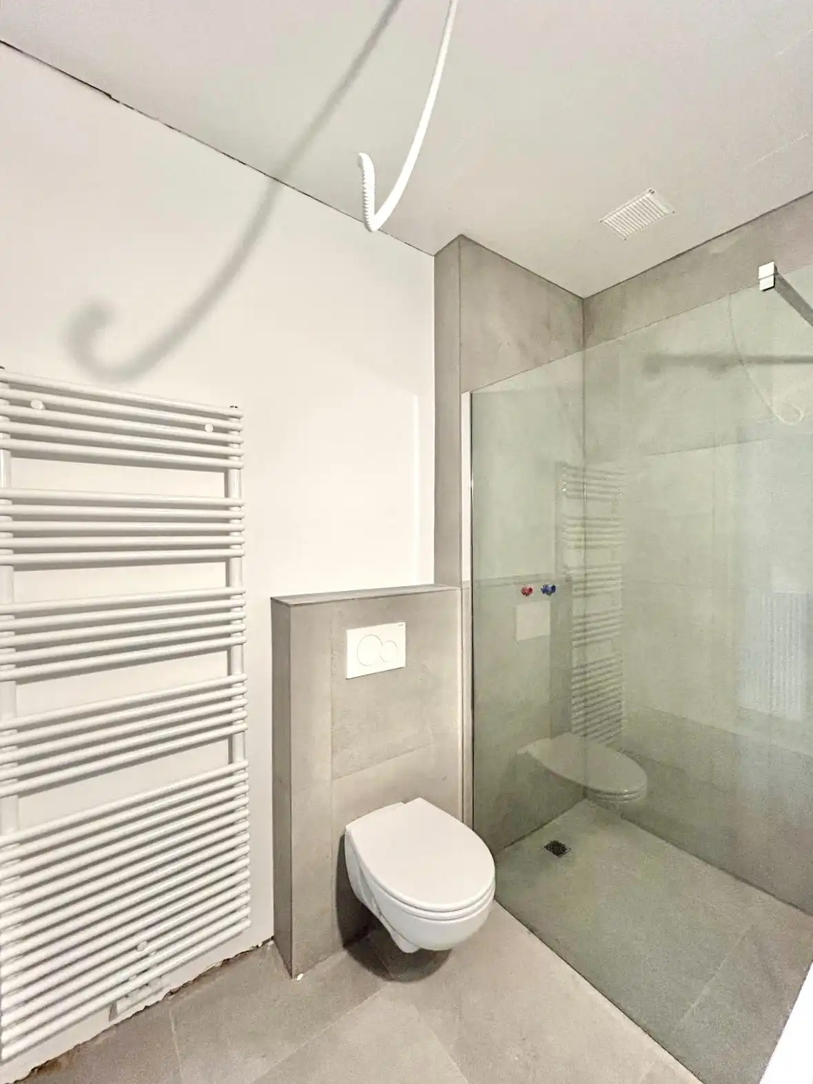 VERNIEUWD GELIJKVLOERS APPARTEMENT |1 SLPK | KOER | foto 11