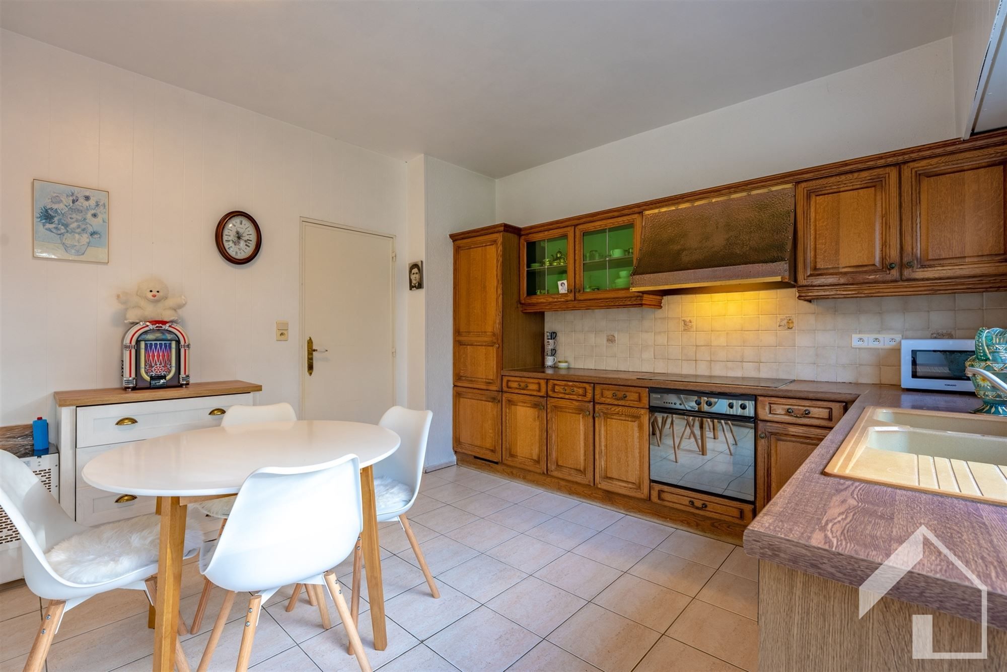 Gezinswoning met 4 ruime slaapkamers, garage en leuke tuin foto 8