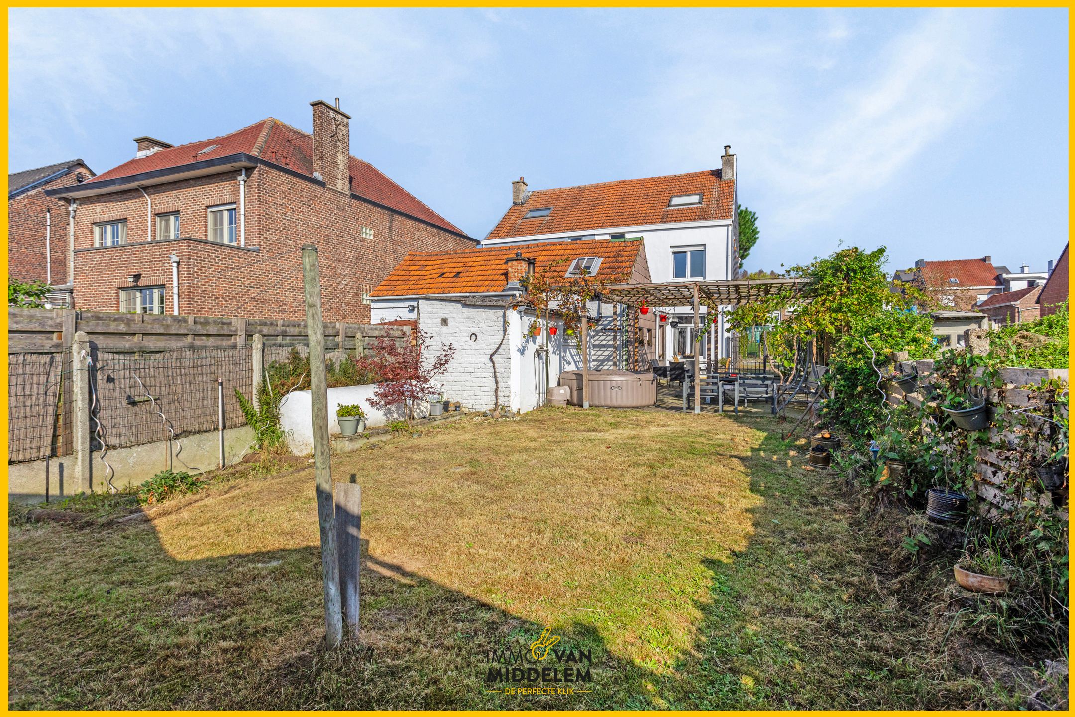 RUSTIG GELEGEN 3-GEVEL MET 4 KAMERS, TERRAS EN TUIN foto 2