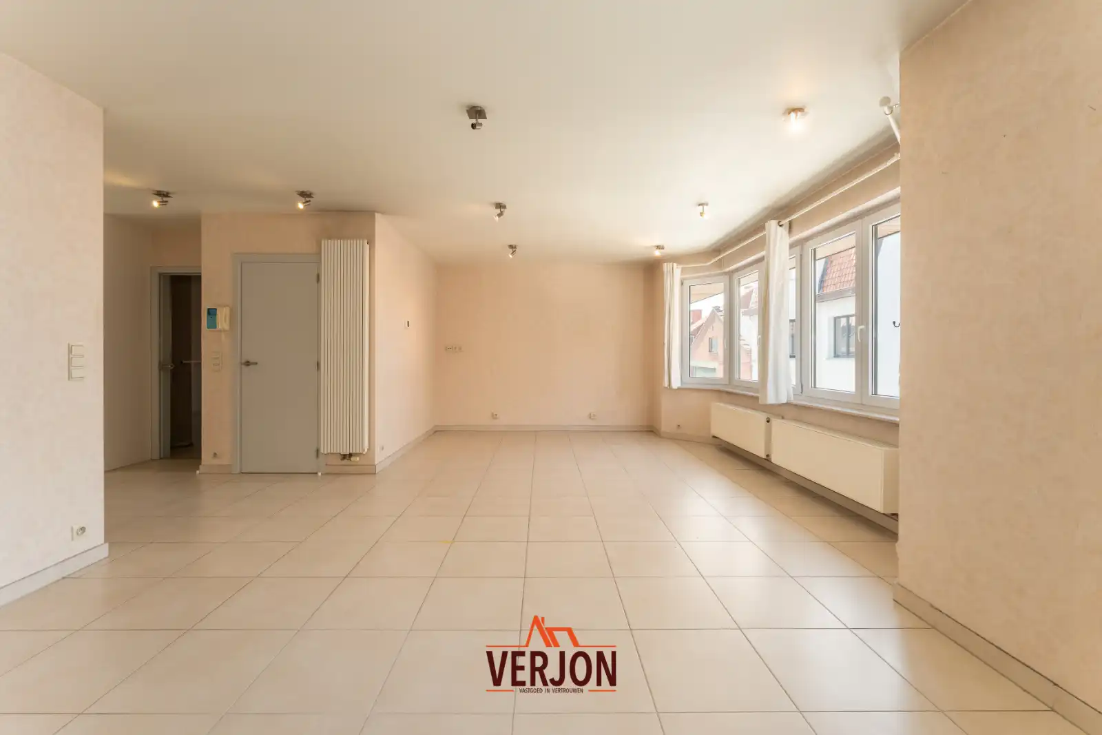 Ruim duplexappartement met 3 slaapkamers, garage en zonnig terras in het centrum van Lichtervelde! foto 2
