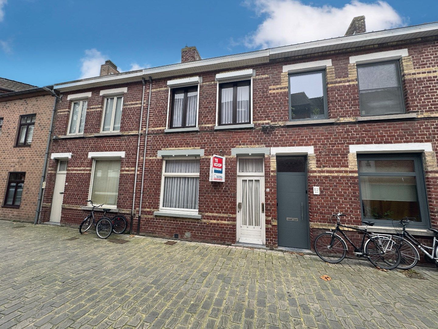 TE RENOVEREN WONING MET 2 SLPKS EN STADSKOER foto 2