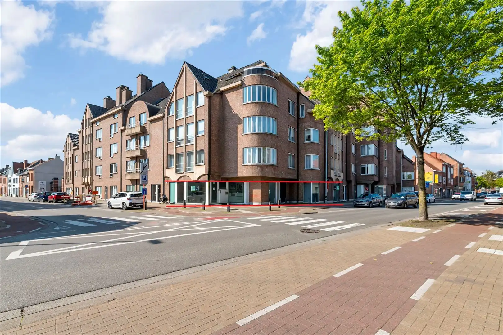 Centraal gelegen zeer ruim commercieel pand met 5 parkeerplaatsen foto {{pictureIndex}}
