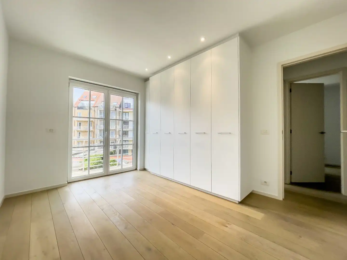 Recent appartement met OPEN ZICHT, zeer goed gelegen in een rustige straat vlakbij het Driehoeksplein. foto 12